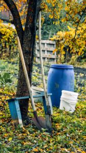 Die besten Herbstarbeiten im Garten: Jetzt den Boden fürs Frühjahr vorbereiten